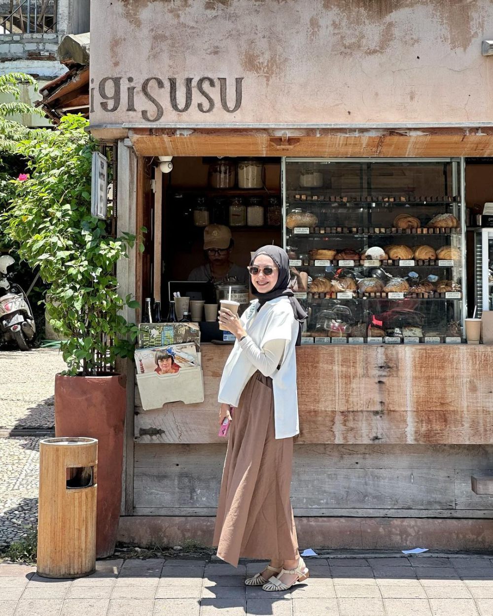 10 Inspirasi OOTD Traveling Hijab Friendly ala Dianty Annisa, Nyaman!