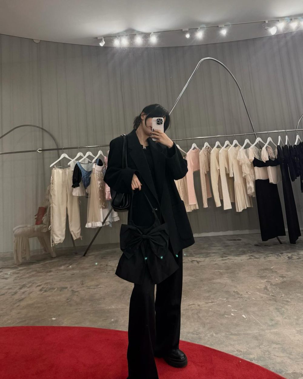 8 Ide Outfit Serba Hitam ala Seulgi Red Velvet, Modis anti Boring!