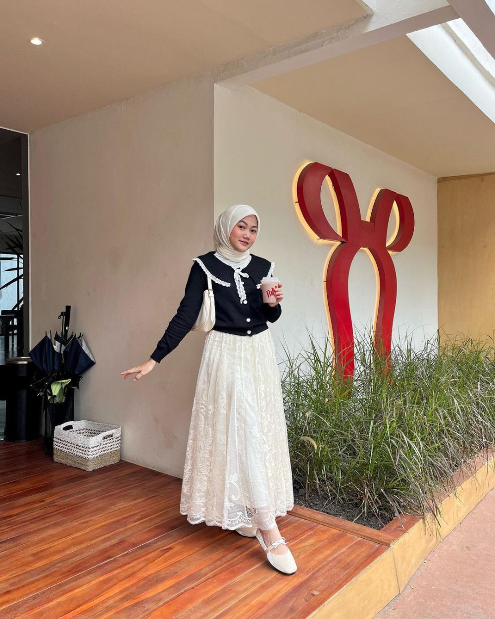 9 Ide Outfit Simple buat Datang ke Wisuda Bestie ala Influencer Hijab