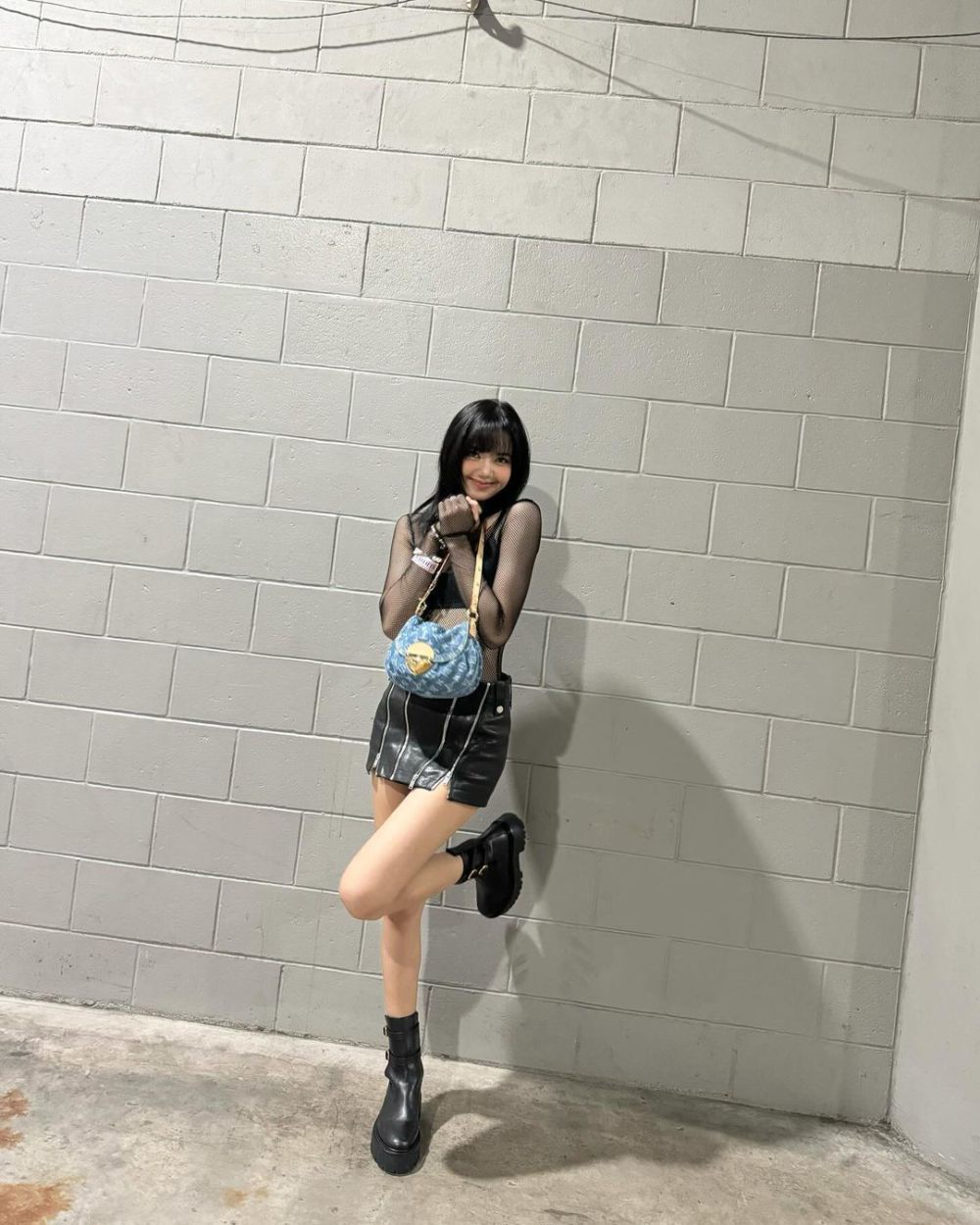 7 Referensi Outfit Pakai Sepatu Boots ala Lisa BLACKPINK, Fashionable!