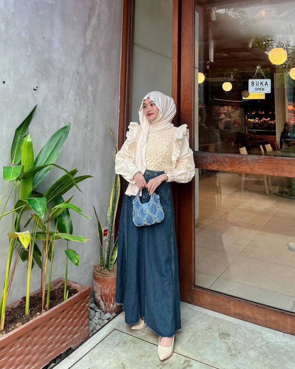 11 Styling Outfit Rok Jeans ala Olivia Putri, Anti Mati Gaya! 