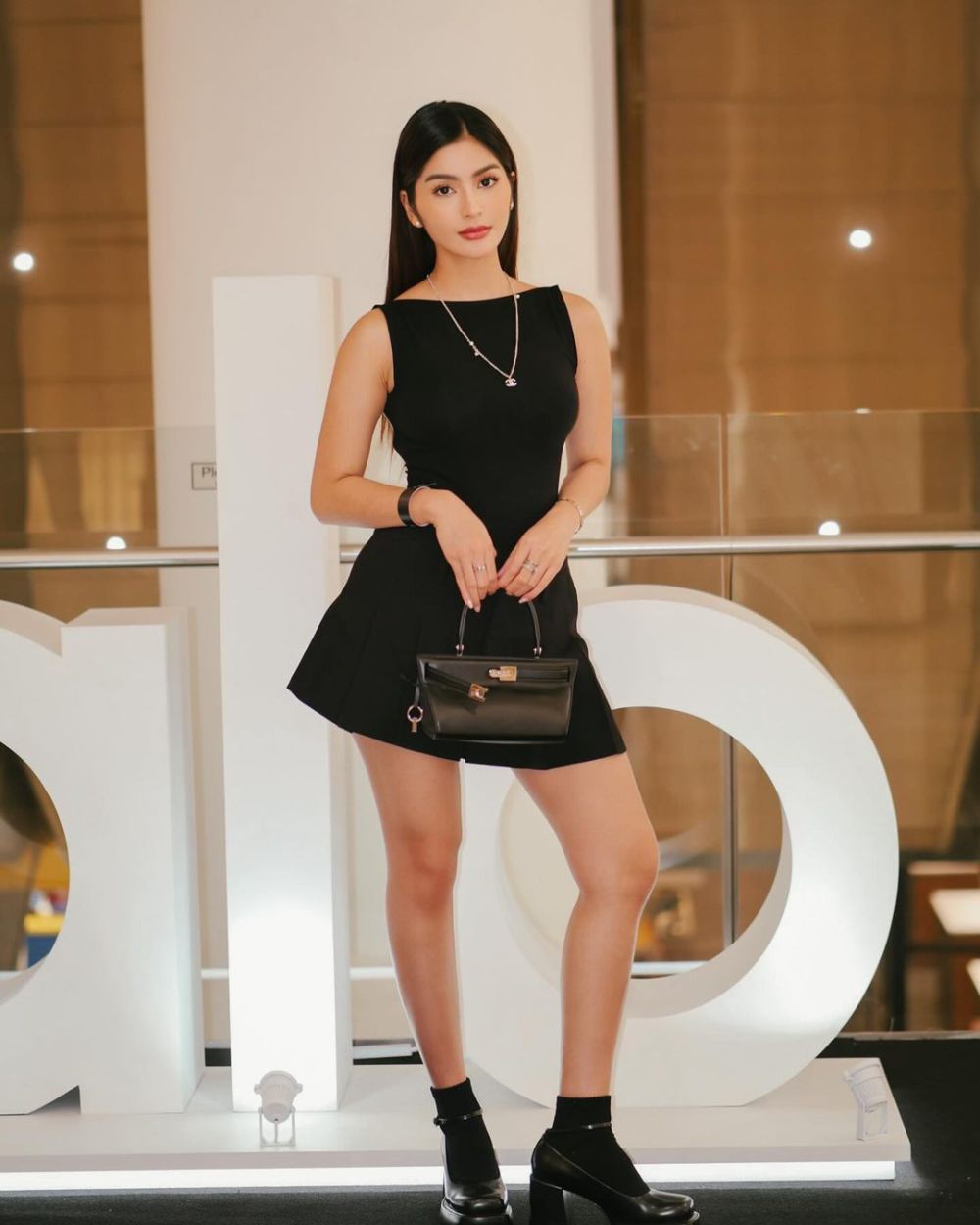 9 Inspirasi All Black Outfit ala Debi Sagita, Looks Stunning!