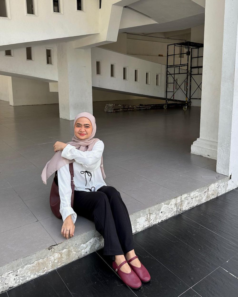 10 Padu Padan Long Pants Hitam ala Maryam Nurul, Effortless!