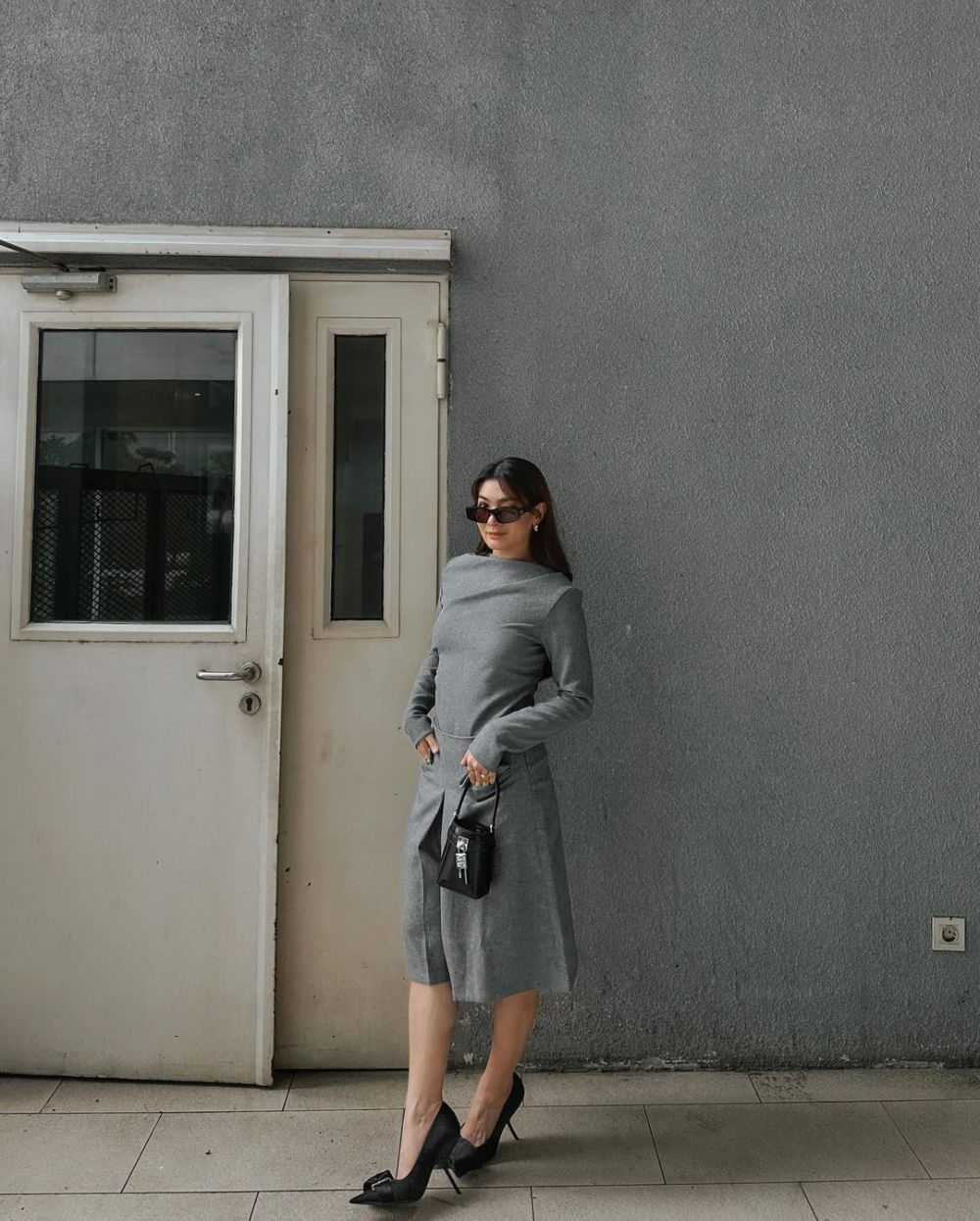 10 Ide Office Look Minimalis ala Anastasia Siantar, Tetap Classy!