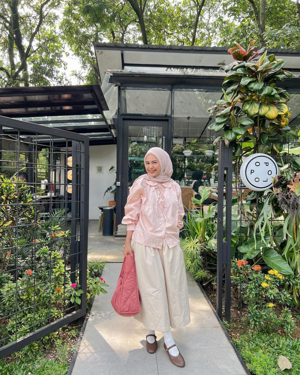 10 Inspirasi OOTD Traveling Hijab Friendly ala Dianty Annisa, Nyaman!