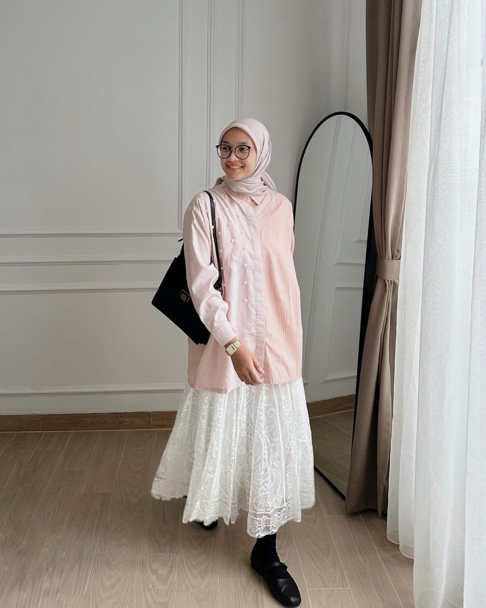 9 Ide Outfit Smart Casual ala Alaeka Bachir, Rapi dan Kekinian!