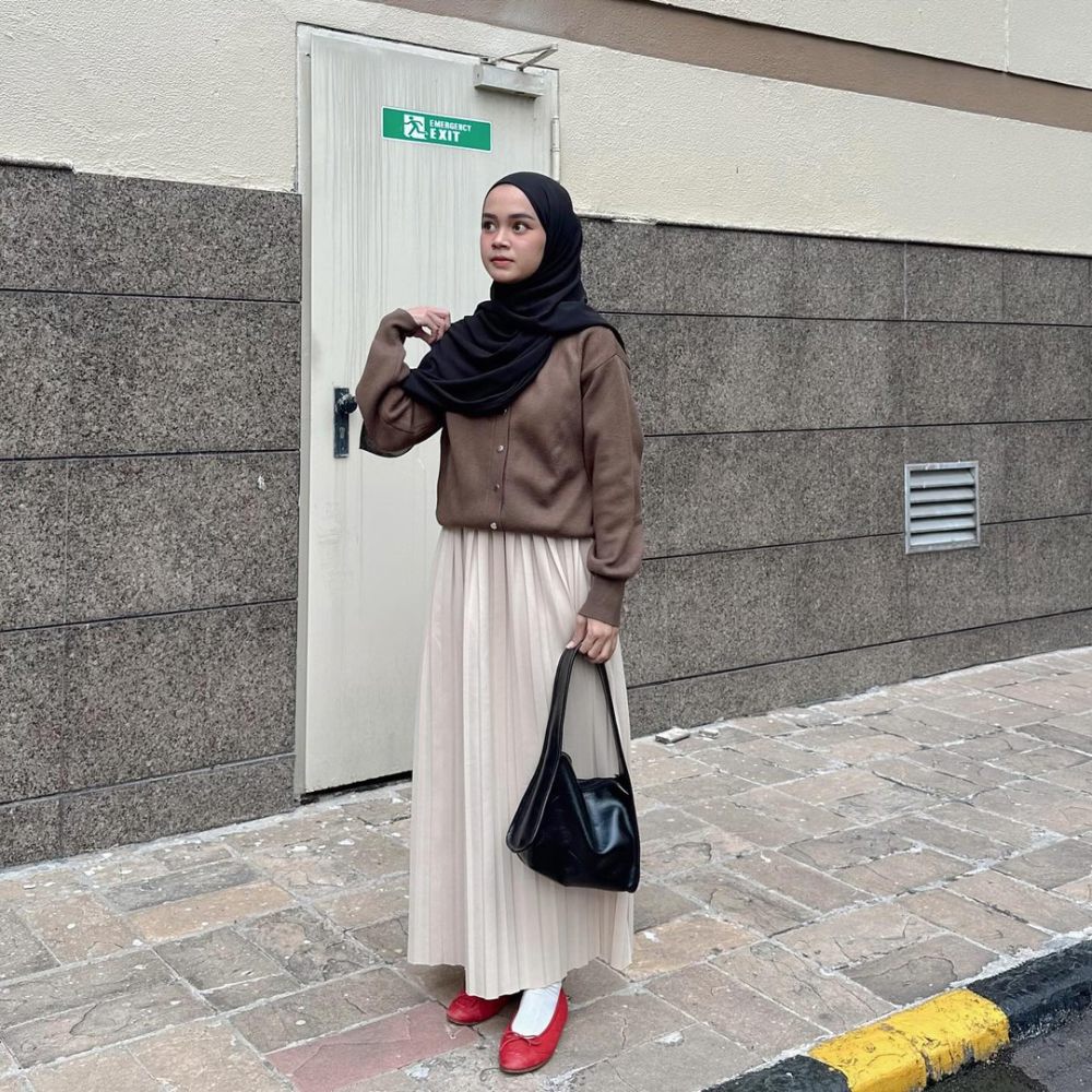 8 Ide OOTD Hijab dengan Warna Cokelat Coffee yang Sedang Tren