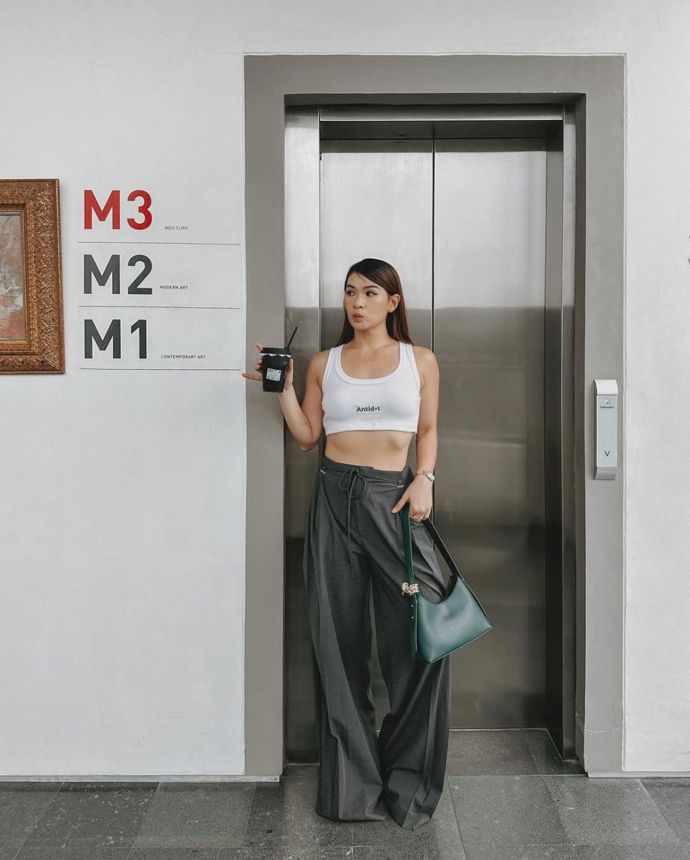 9 Inspirasi Outfit Sleeveless ala Anastasia Siantar, Chic Minimalis!