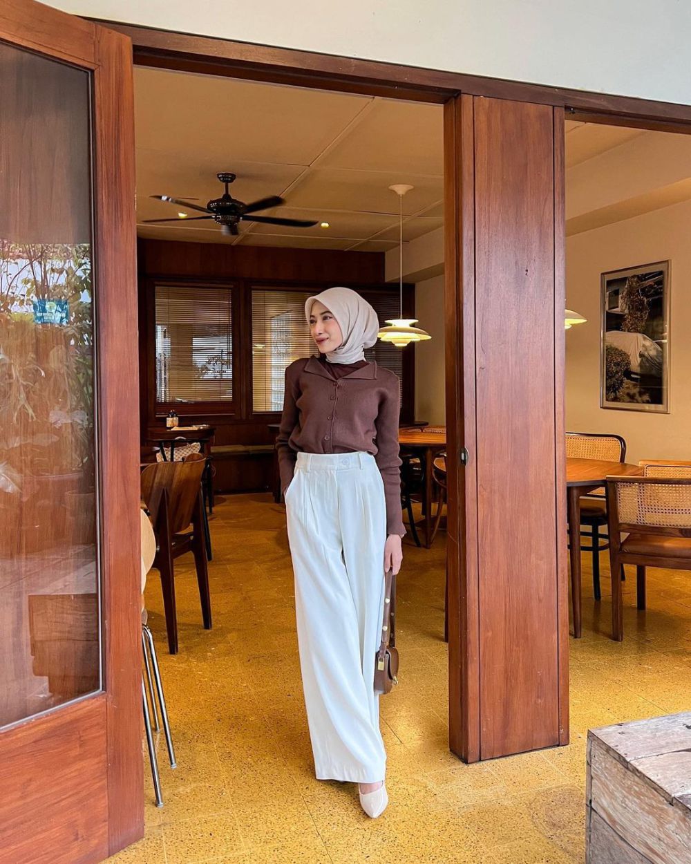 8 Ide OOTD Hijab dengan Warna Cokelat Coffee yang Sedang Tren