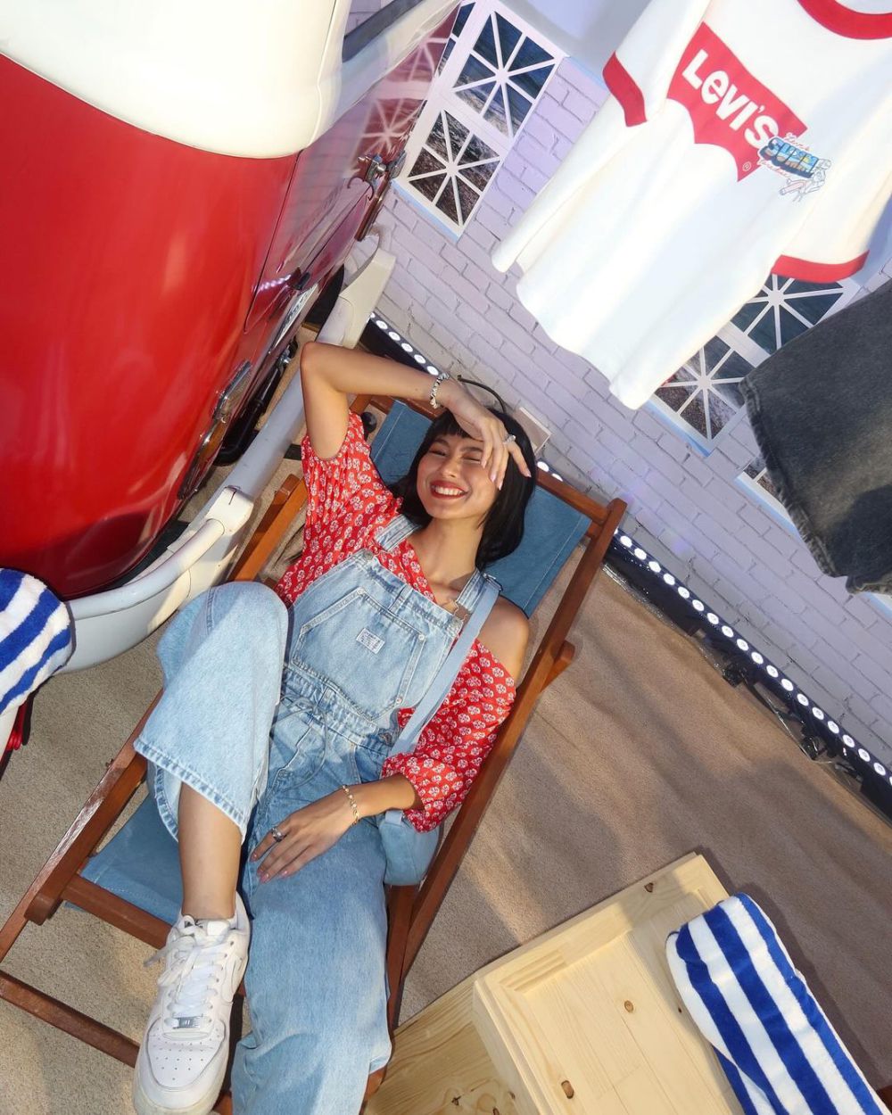 9 Gaya Casual Boyish ala Helen Hiu, Kece buat Hangout!