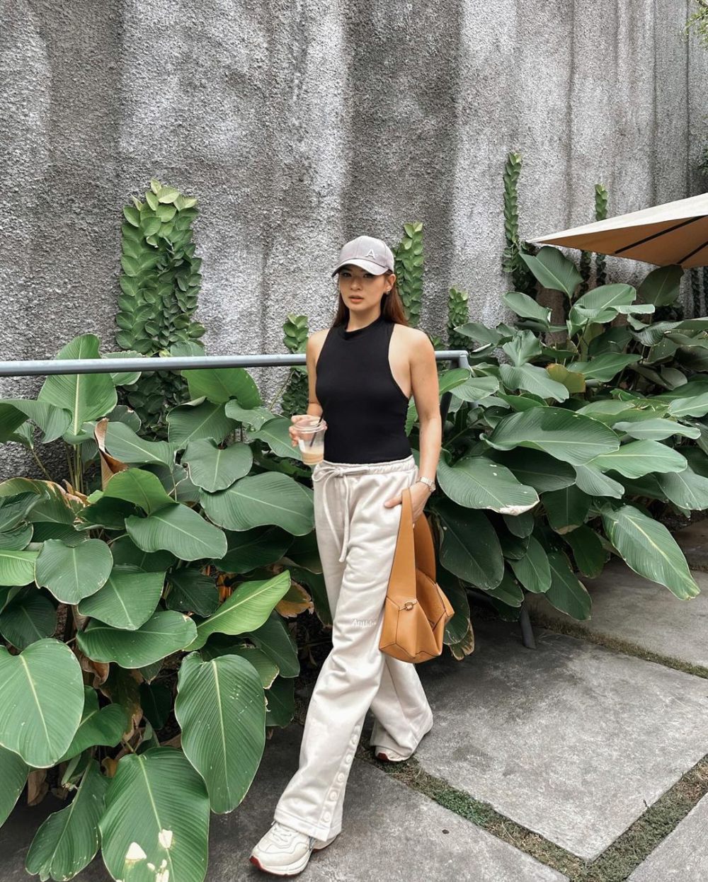 9 Inspirasi Outfit Sleeveless ala Anastasia Siantar, Chic Minimalis!