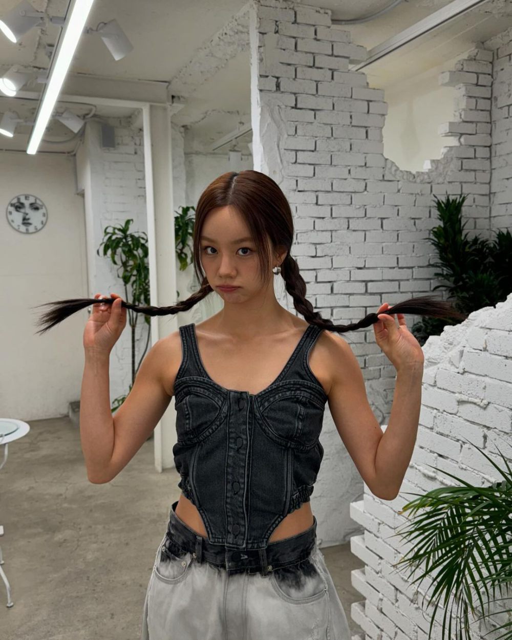 7 Ide Outfit Sleeveless ala Hyeri Girls Day, Formal hingga Santai!