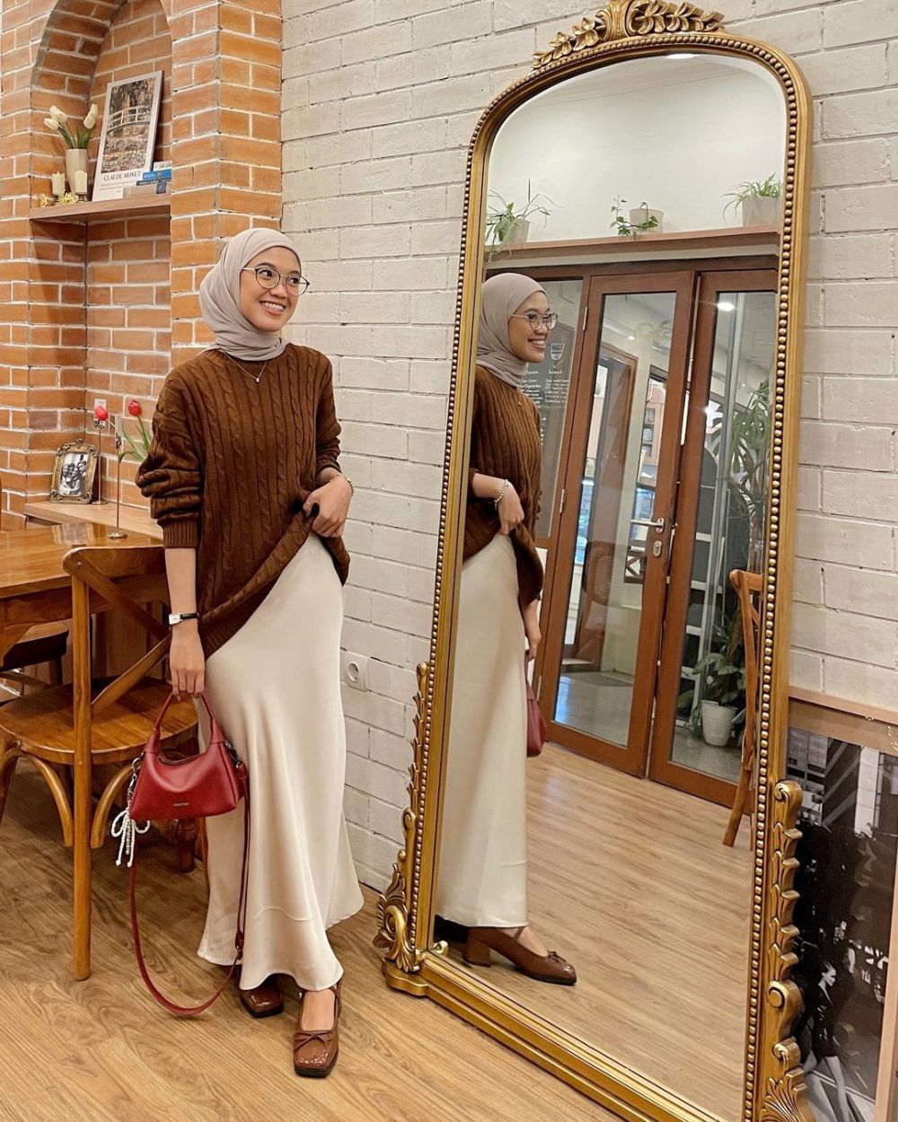 8 Ide OOTD Hijab dengan Warna Cokelat Coffee yang Sedang Tren