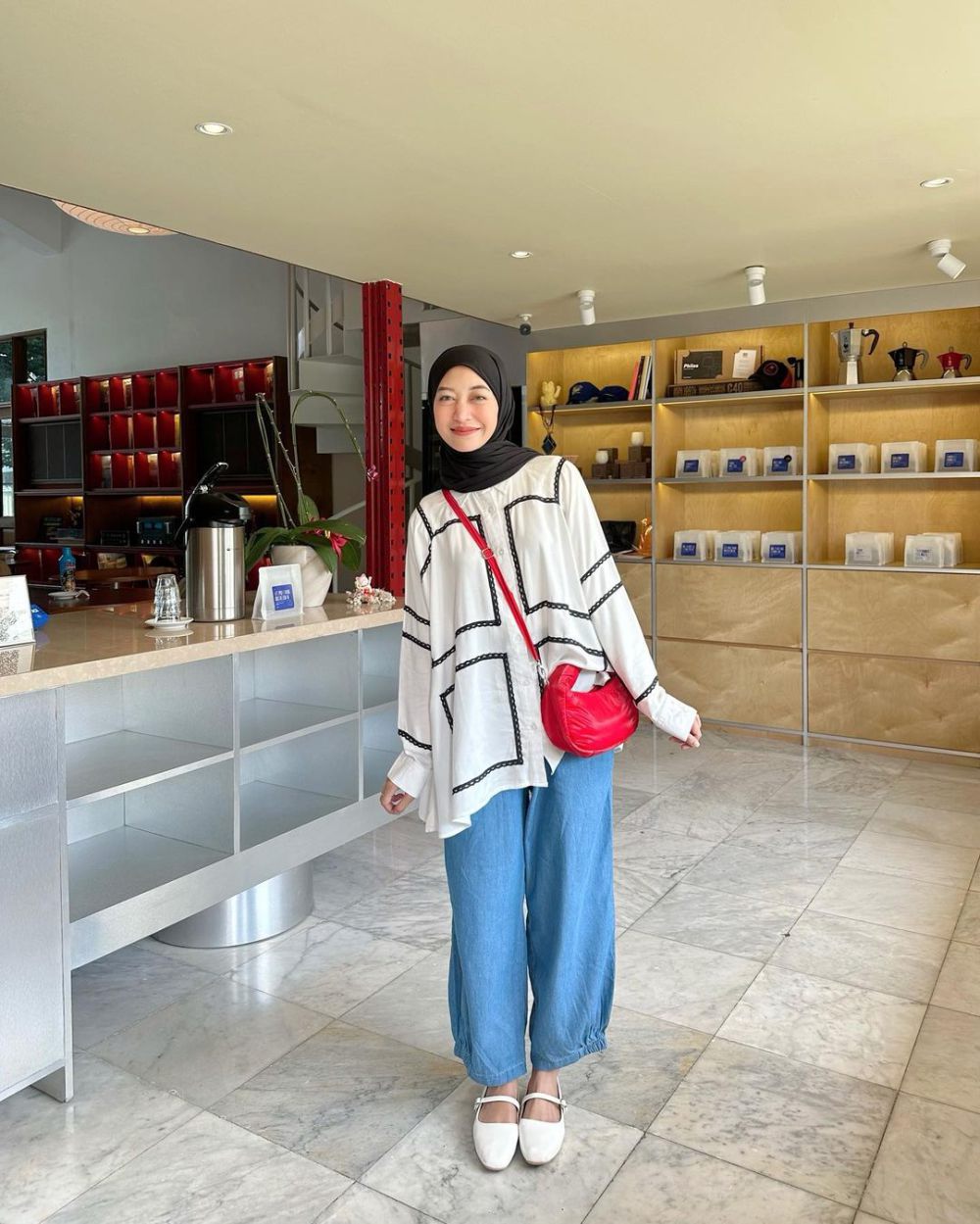 10 Inspirasi Outfit Monokrom ala Nabila Ayu yang Super Catchy!