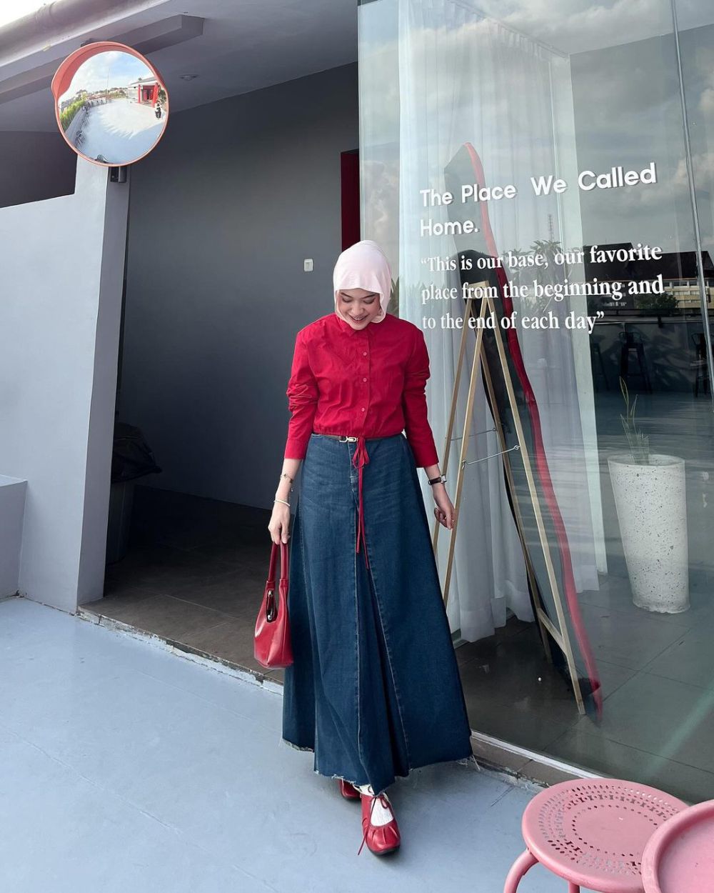 11 Styling Outfit Rok Jeans ala Olivia Putri, Anti Mati Gaya! 