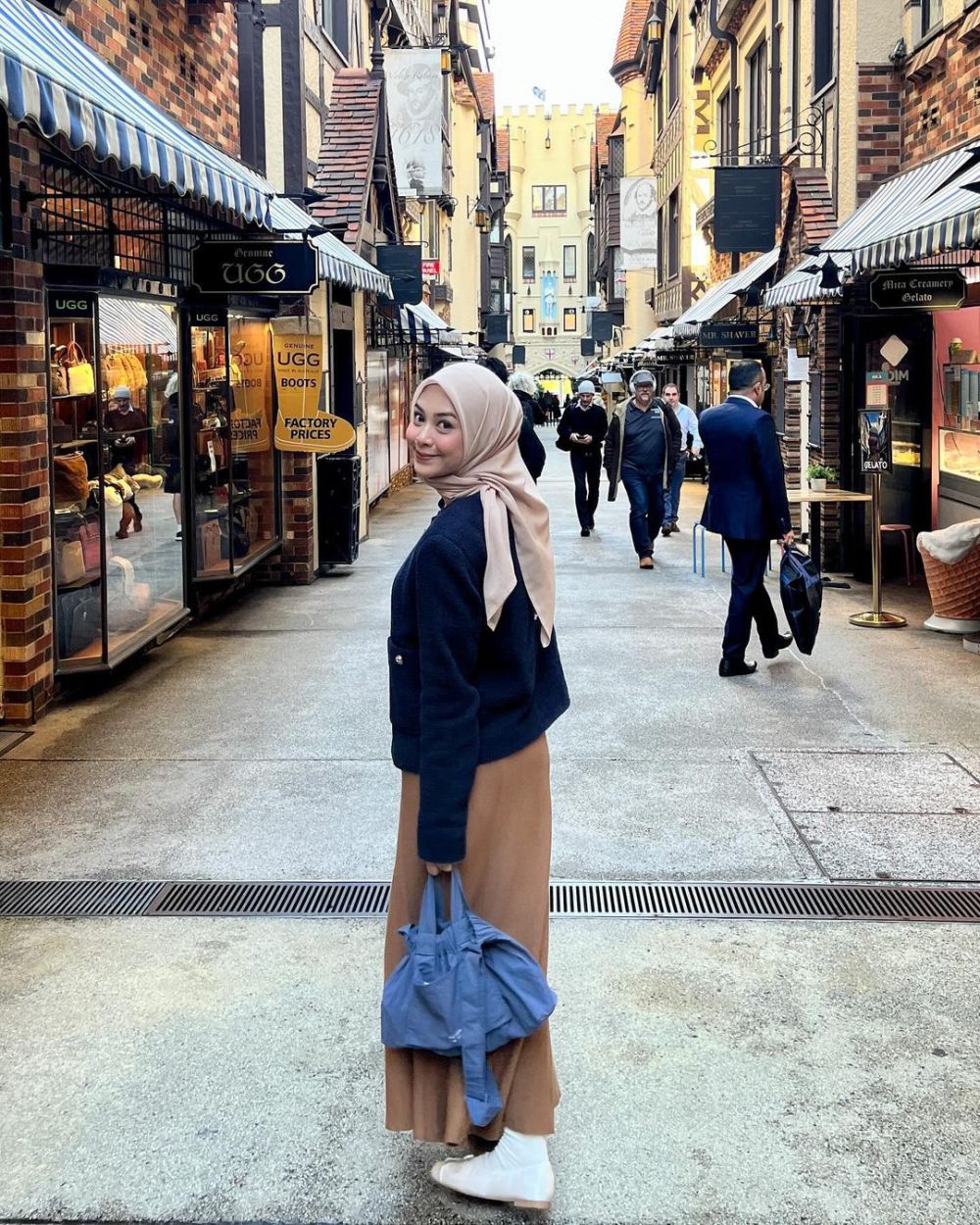 10 Inspirasi OOTD Traveling Hijab Friendly ala Dianty Annisa, Nyaman!