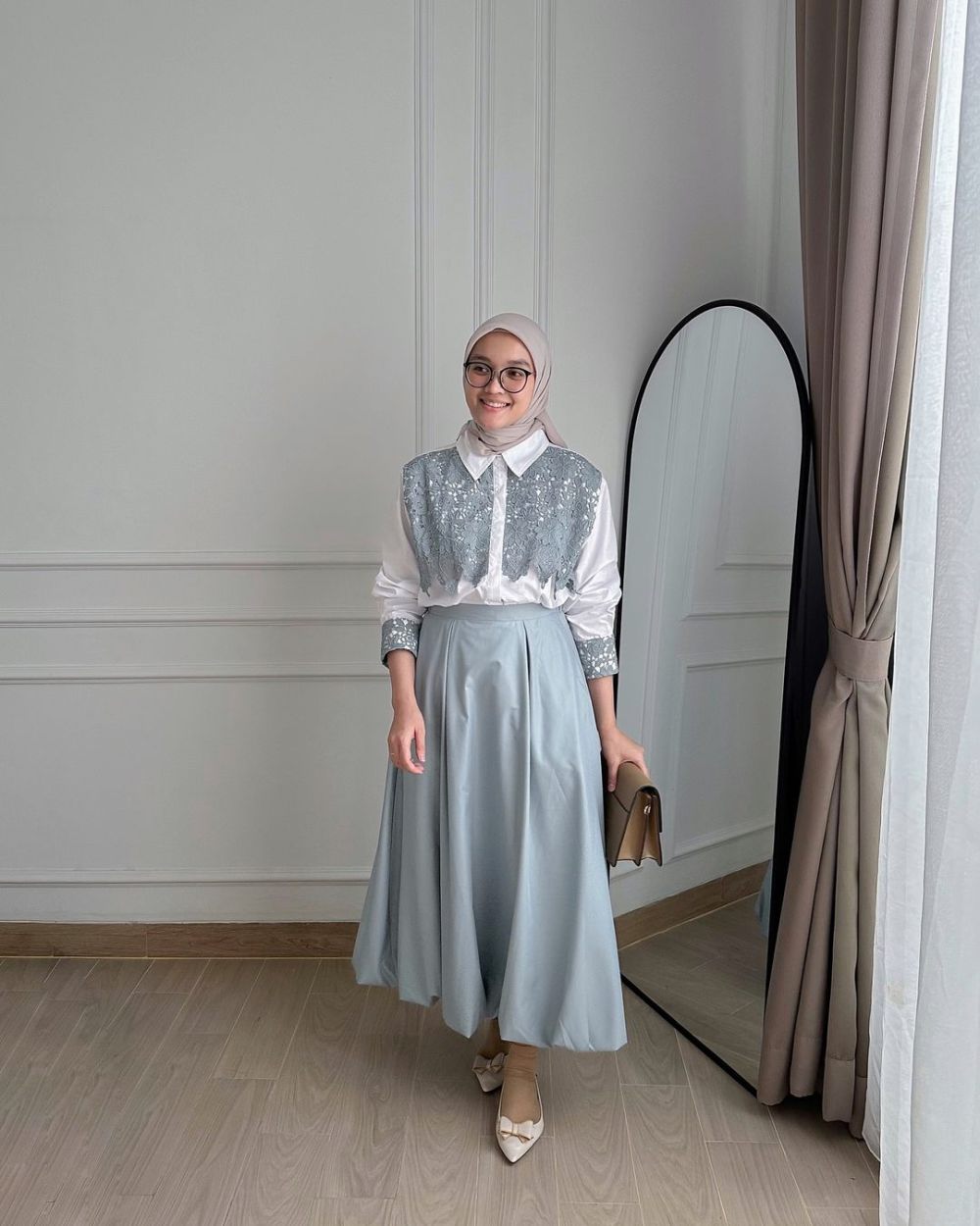 9 Ide Outfit Smart Casual ala Alaeka Bachir, Rapi dan Kekinian!