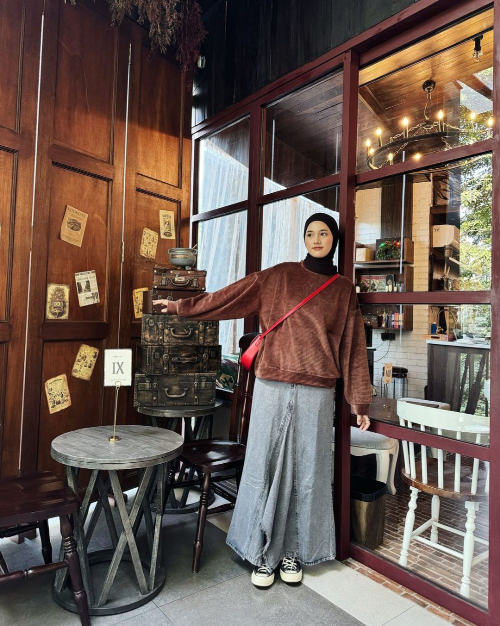 8 Ide OOTD Hijab dengan Warna Cokelat Coffee yang Sedang Tren