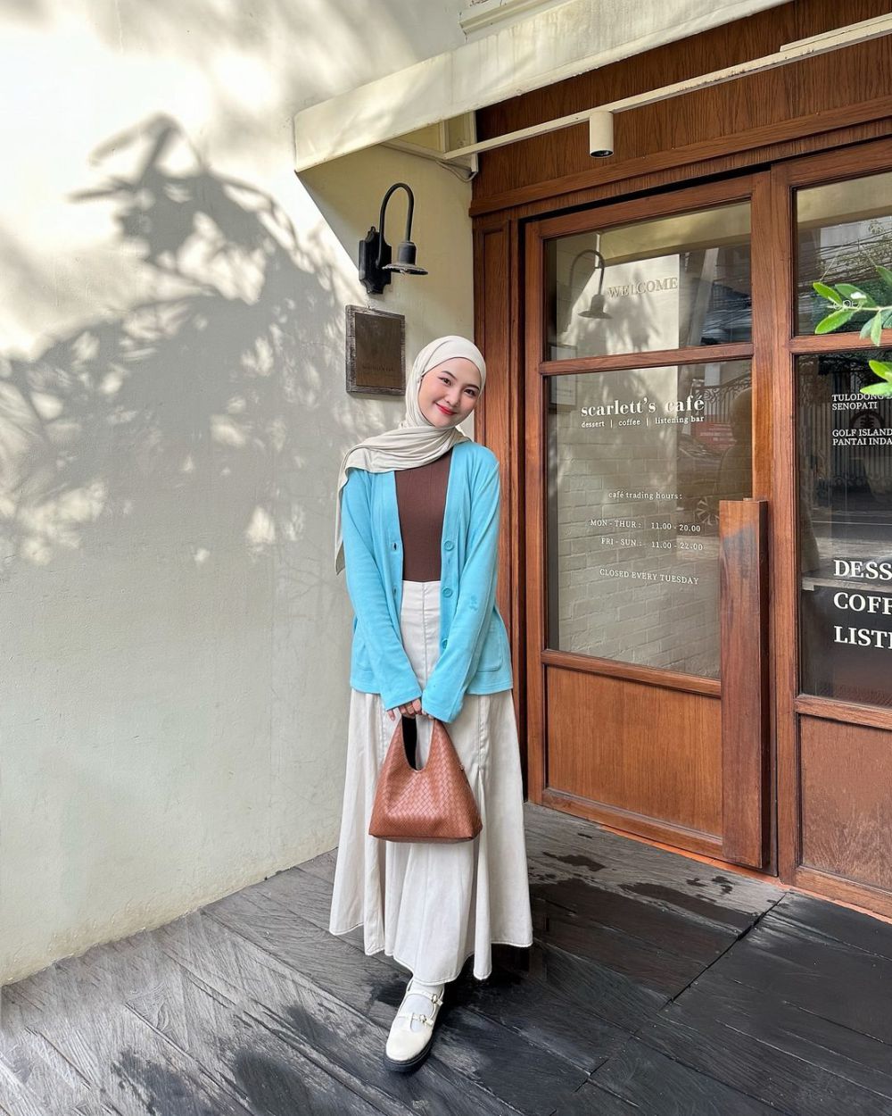 8 Ide OOTD Hijab dengan Warna Cokelat Coffee yang Sedang Tren