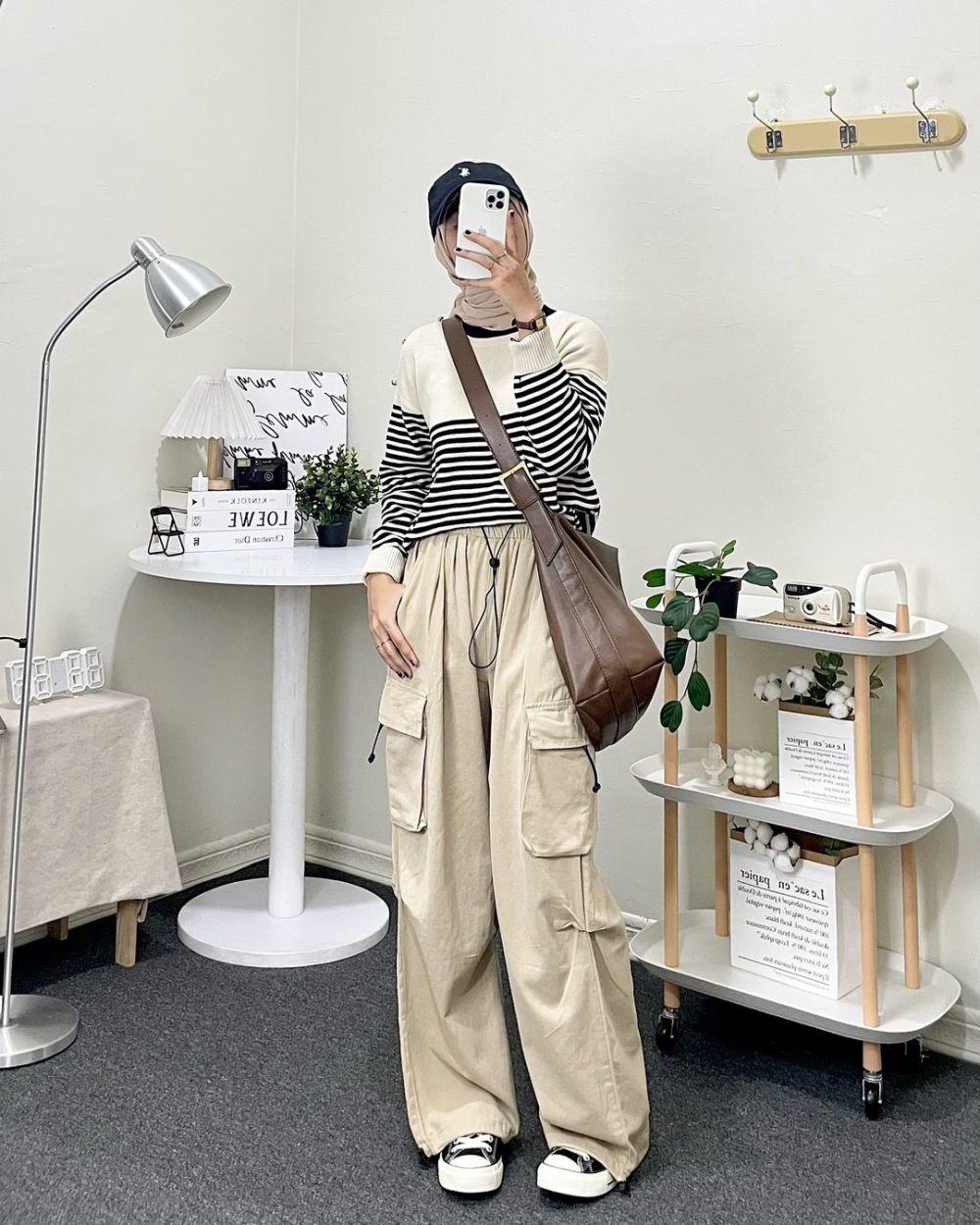 10 Ide Outfit Aestetik dengan Sling Bag ala Endah Dwi, Looks Warm!