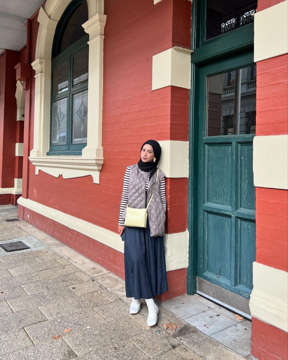 10 Inspirasi OOTD Traveling Hijab Friendly ala Dianty Annisa, Nyaman!