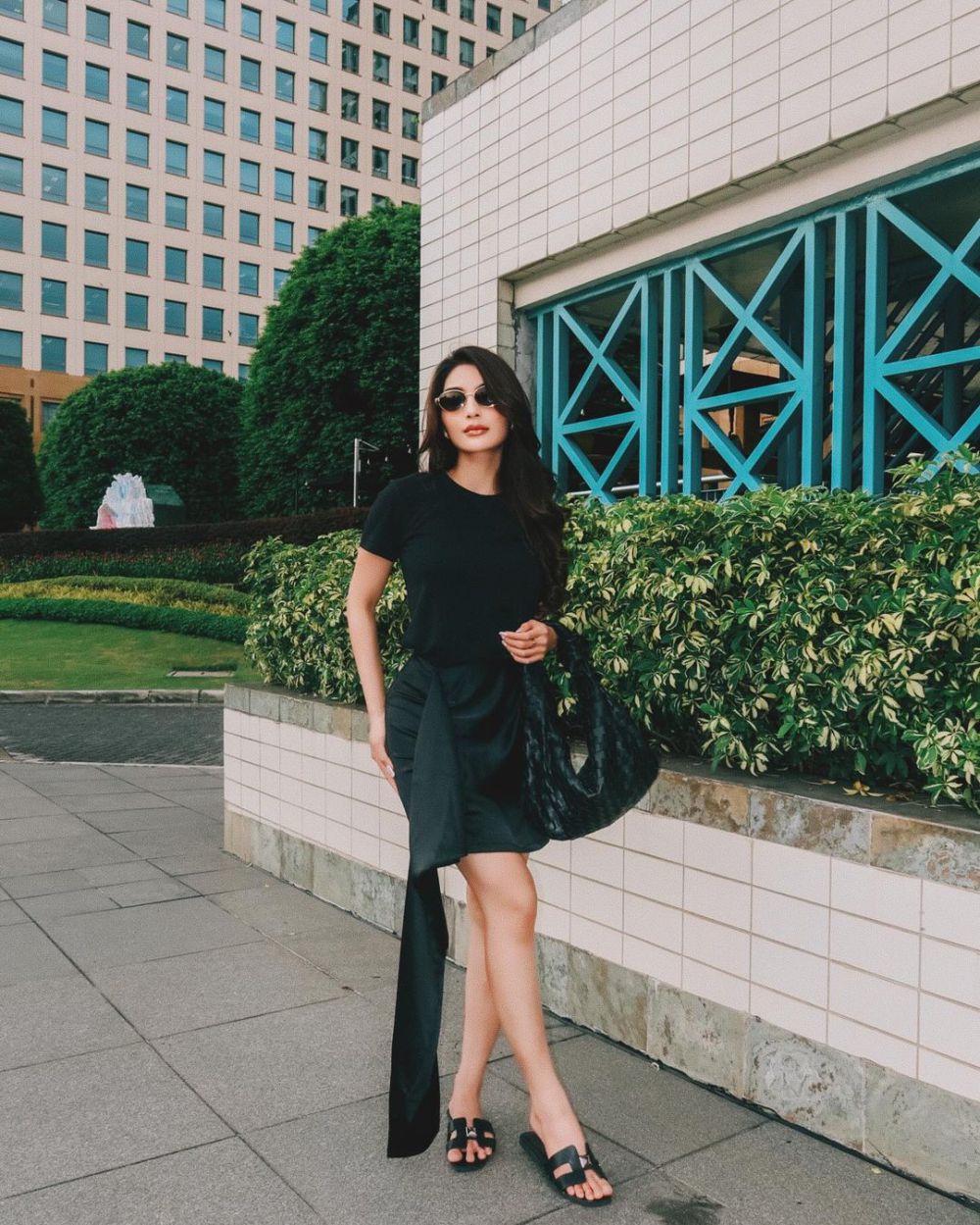 9 Inspirasi All Black Outfit ala Debi Sagita, Looks Stunning!