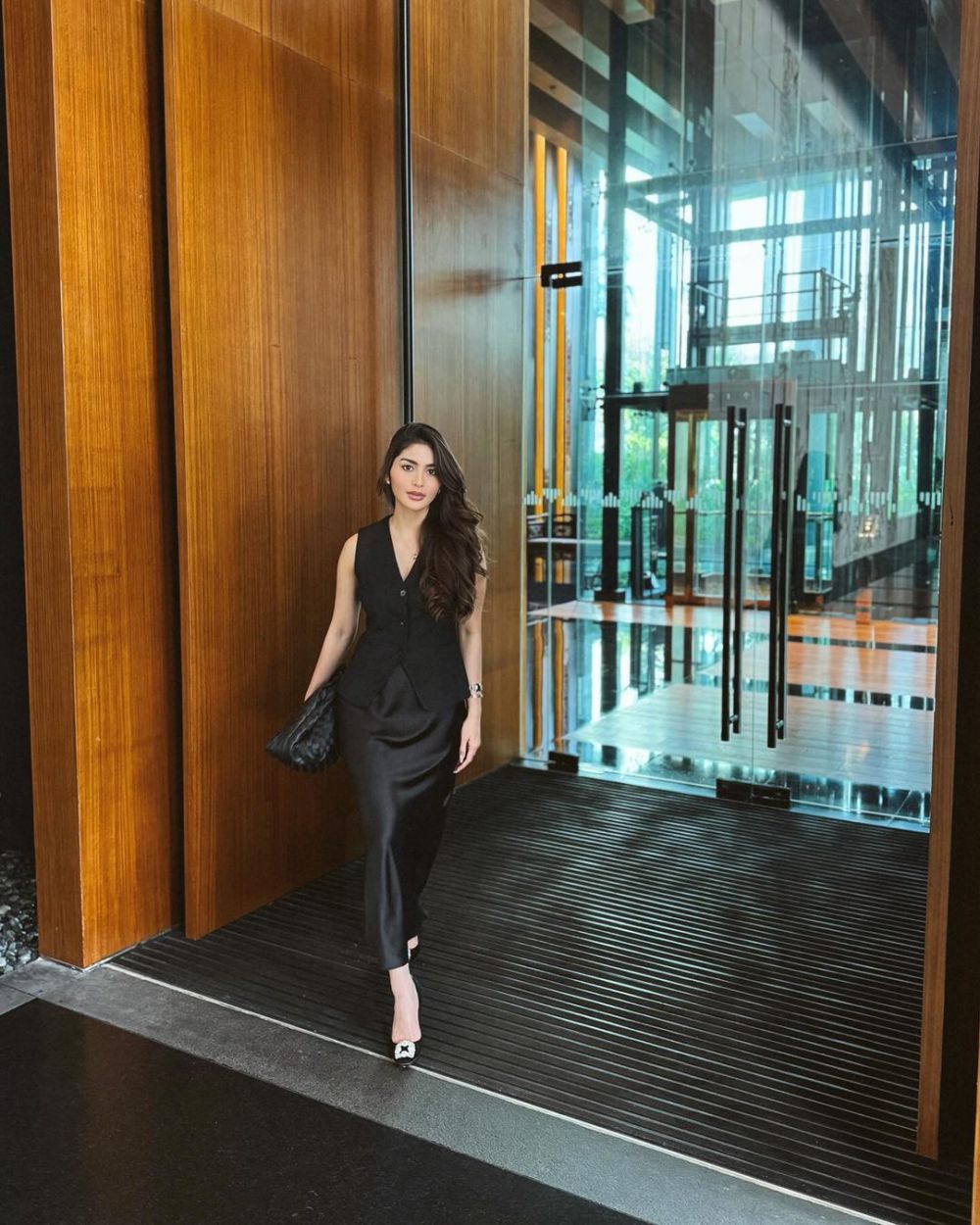 9 Inspirasi All Black Outfit ala Debi Sagita, Looks Stunning!