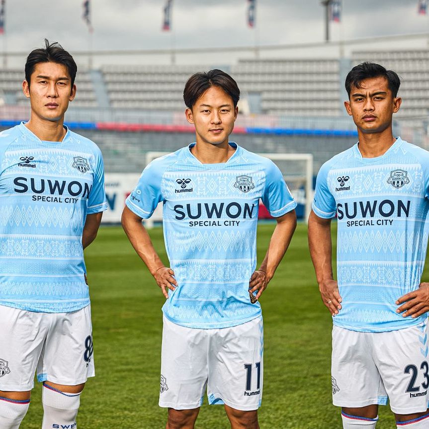 9 Potret Pratama Arhan Jadi Model Jersey Ketiga Suwon FC, Keren!