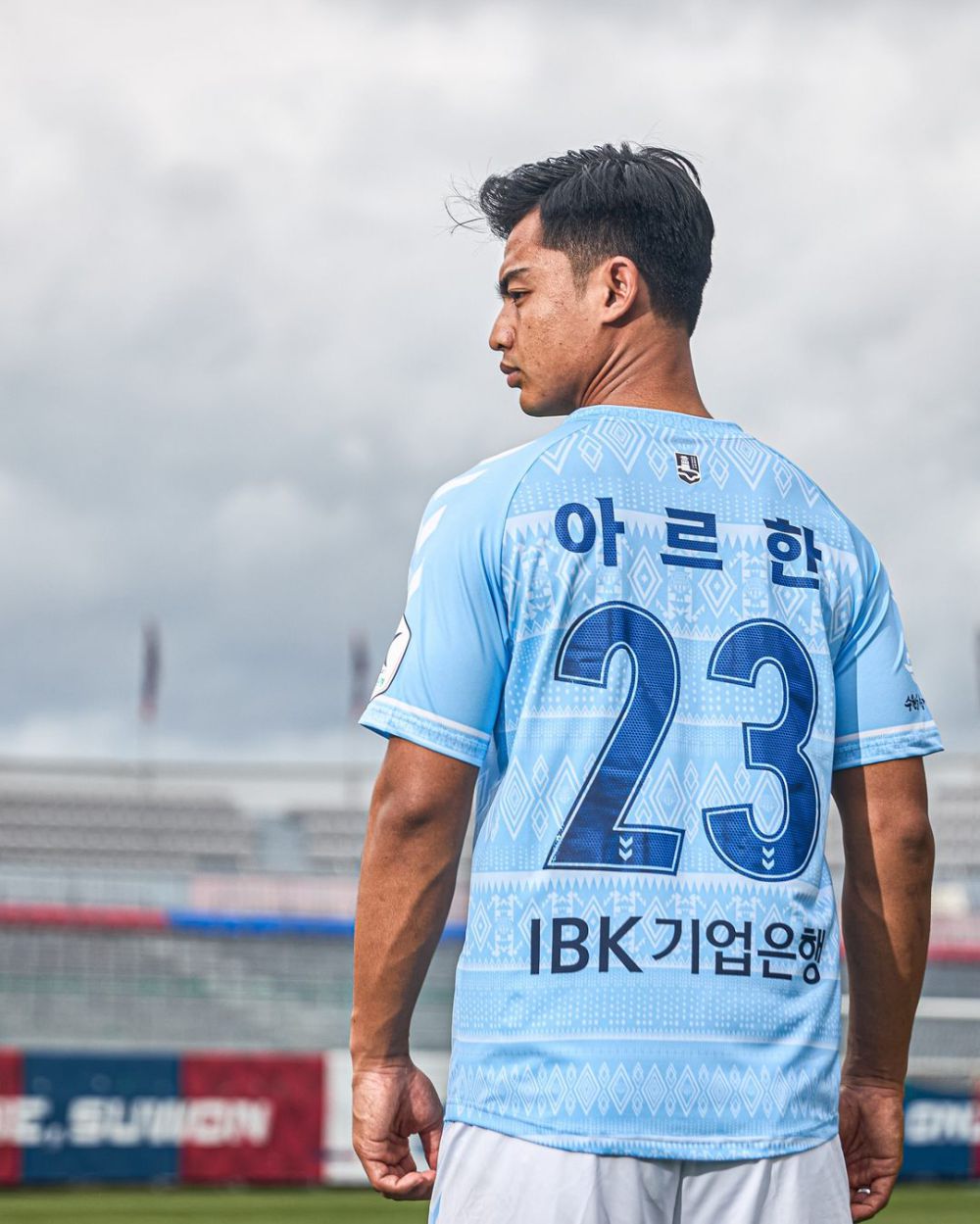 9 Potret Pratama Arhan Jadi Model Jersey Ketiga Suwon FC, Keren!