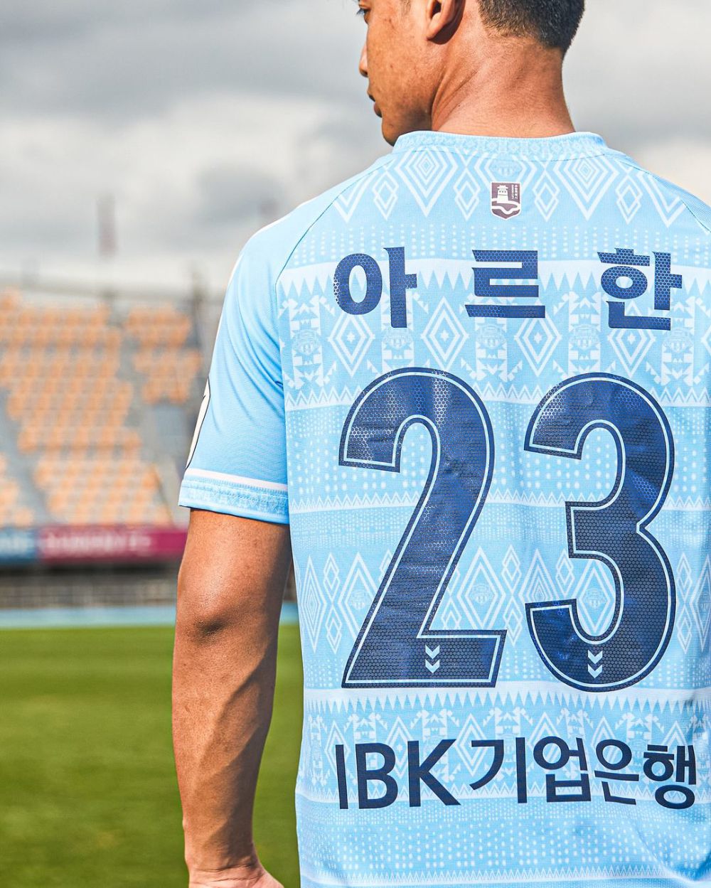 9 Potret Pratama Arhan Jadi Model Jersey Ketiga Suwon FC, Keren!