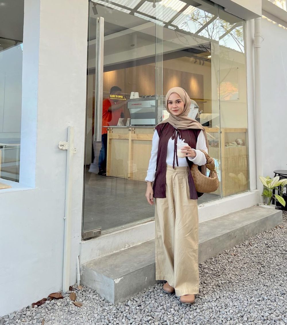 8 Ide OOTD Hijab dengan Warna Cokelat Coffee yang Sedang Tren