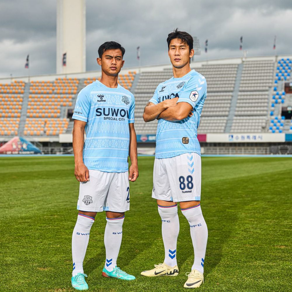 9 Potret Pratama Arhan Jadi Model Jersey Ketiga Suwon FC, Keren!