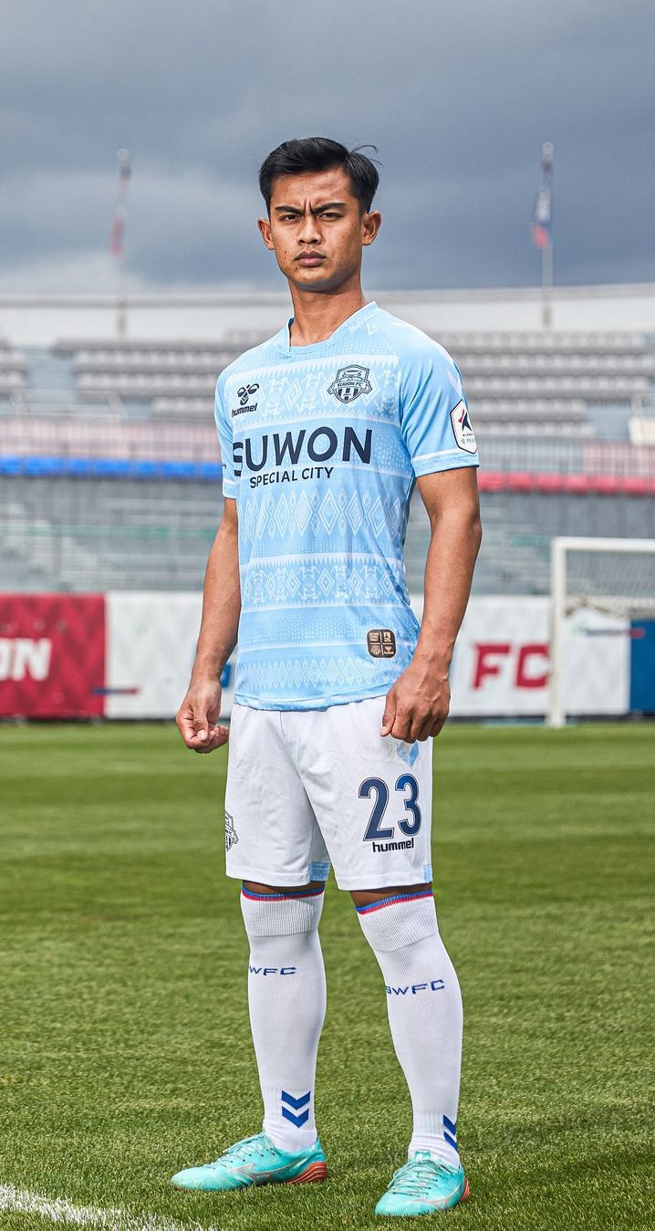 9 Potret Pratama Arhan Jadi Model Jersey Ketiga Suwon FC, Keren!