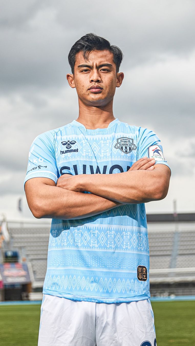 9 Potret Pratama Arhan Jadi Model Jersey Ketiga Suwon FC, Keren!