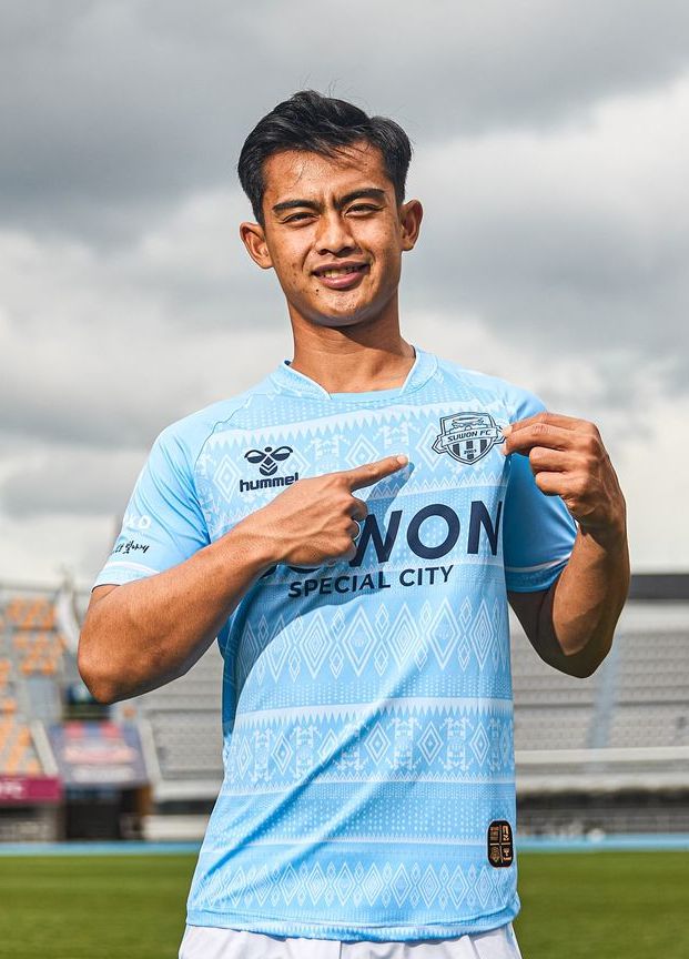 9 Potret Pratama Arhan Jadi Model Jersey Ketiga Suwon FC, Keren!