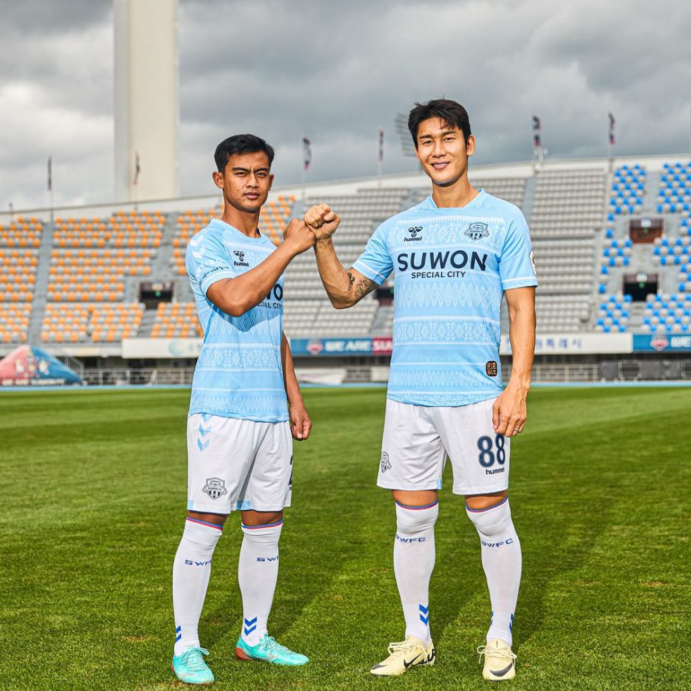 9 Potret Pratama Arhan Jadi Model Jersey Ketiga Suwon FC, Keren!