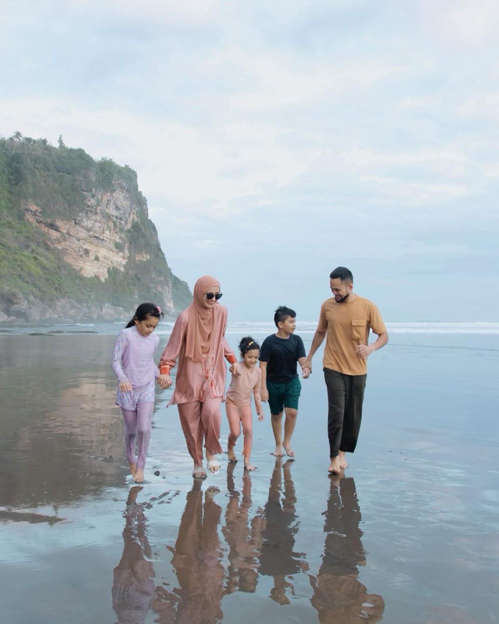 8 Potret Shireen Sungkar Sekeluarga Liburan ke Yogyakarta, Healing!