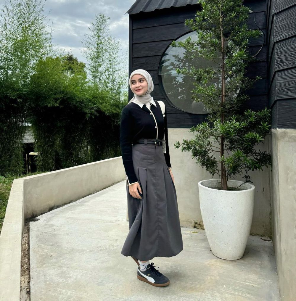 8 Inspirasi Style Outfit Hangout Feminin dengan Belt ala Helwa Bashel!