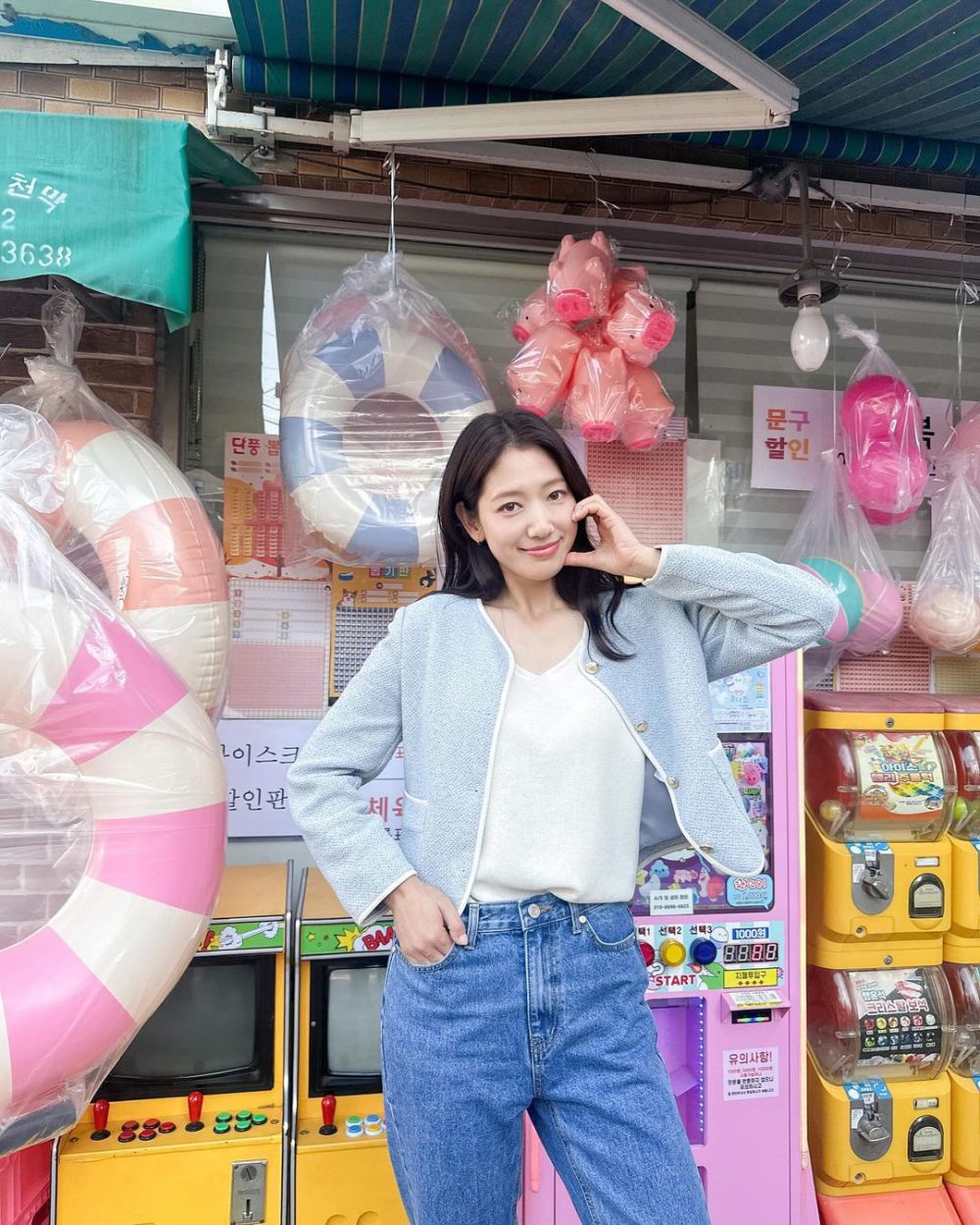 10 OOTD Pakai Celana Jeans ala Park Shin Hye, Kalem dan Modis!  