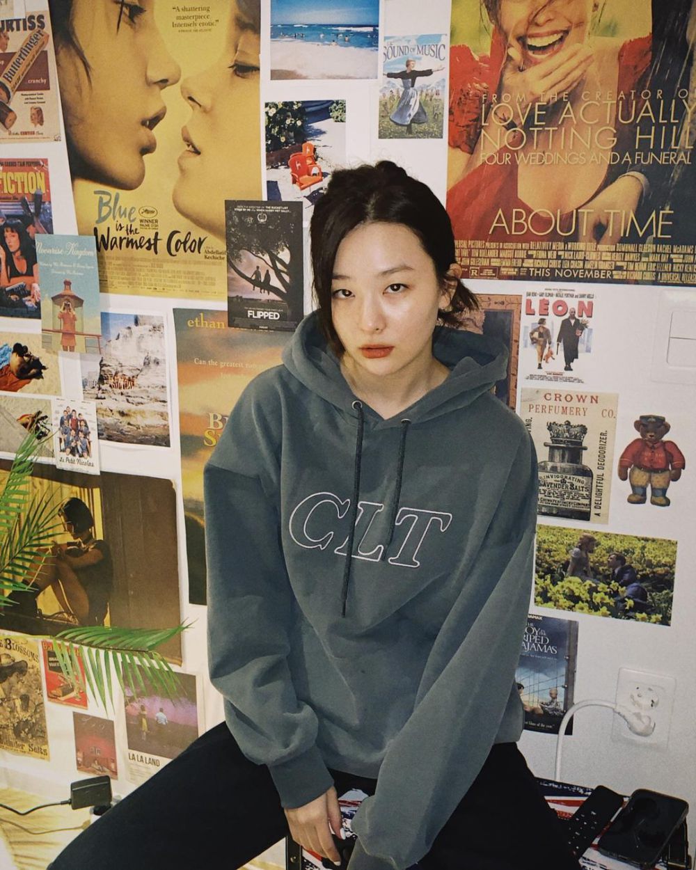 9 OOTD Pakai Hoodie ala Seulgi Red Velvet, Cool Abis!