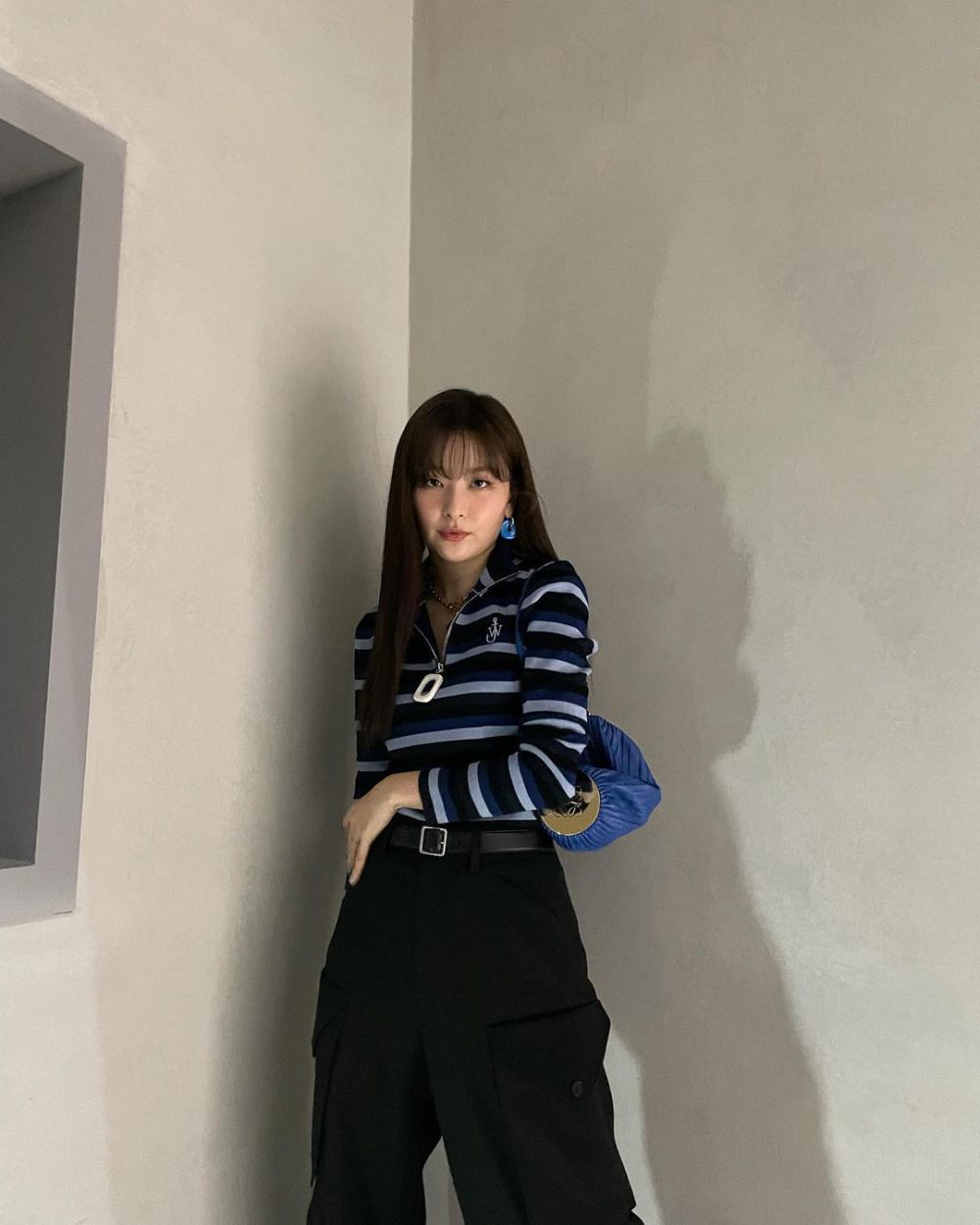 10 OOTD Pakai Celana Cargo ala Seulgi Red Velvet, Kekinian!