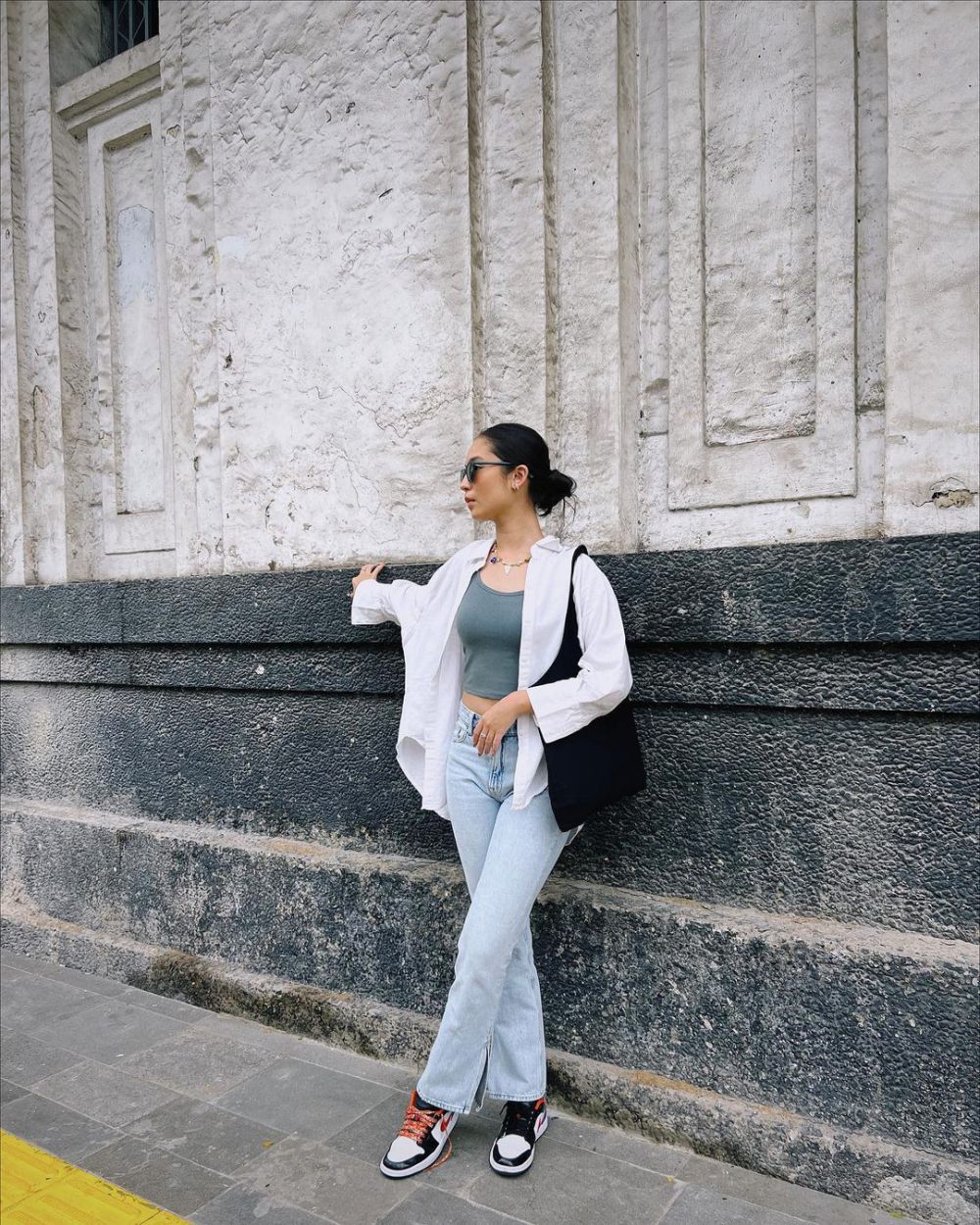 8 Referensi Simple Look Celana Jeans ala Asha Assuncao