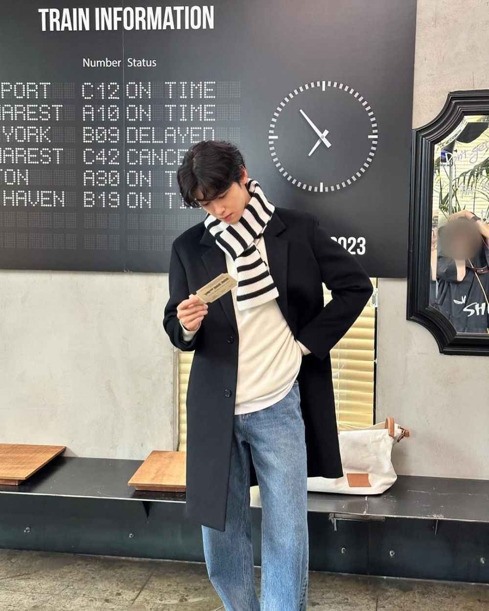 11 Ide Casual Outfit buat Kerja ala Cha Eun Woo, Stylish!