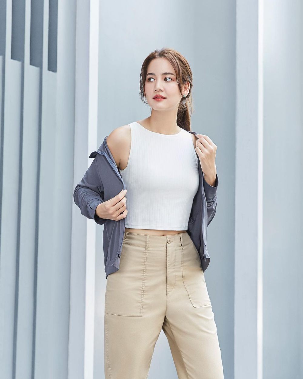 8 Ide Outfit Crop Top ala Bow Maylada, Modis Itu Gak Ribet