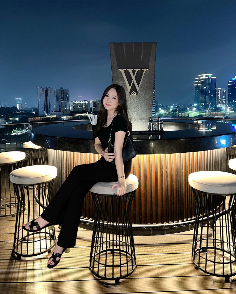 8 Inspirasi Outfit Warna Hitam Laura Moane, Sangat Classy