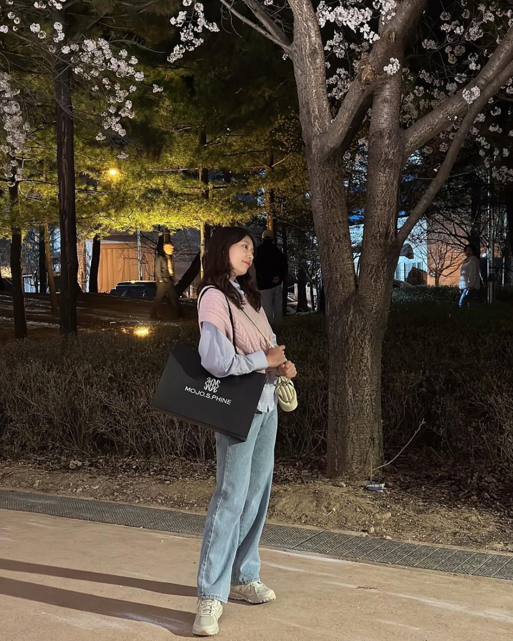 10 OOTD Pakai Celana Jeans ala Park Shin Hye, Kalem dan Modis!  