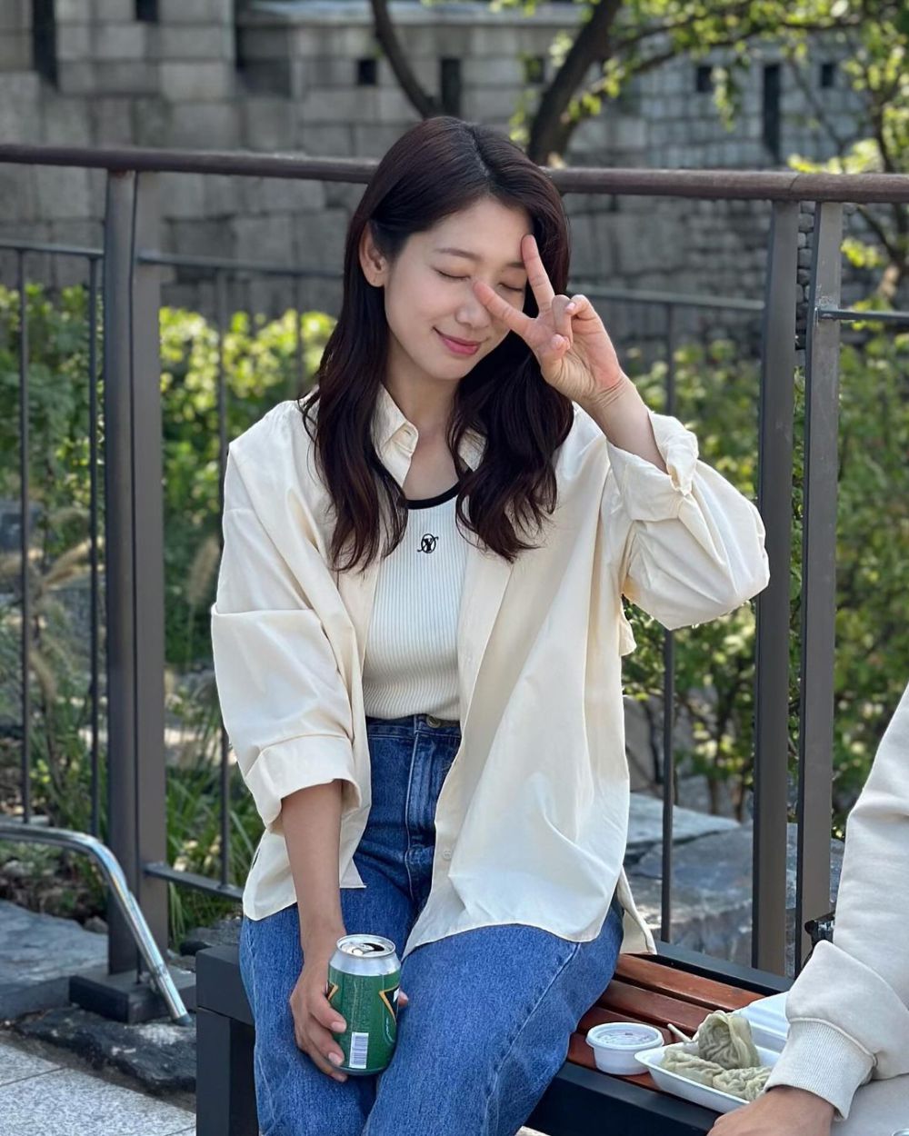 10 OOTD Pakai Celana Jeans ala Park Shin Hye, Kalem dan Modis!  