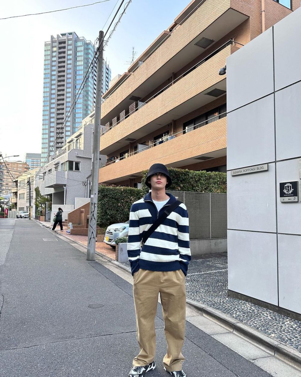 10 OOTD Street Style ala Doyoung NCT, Casual hingga Edgy