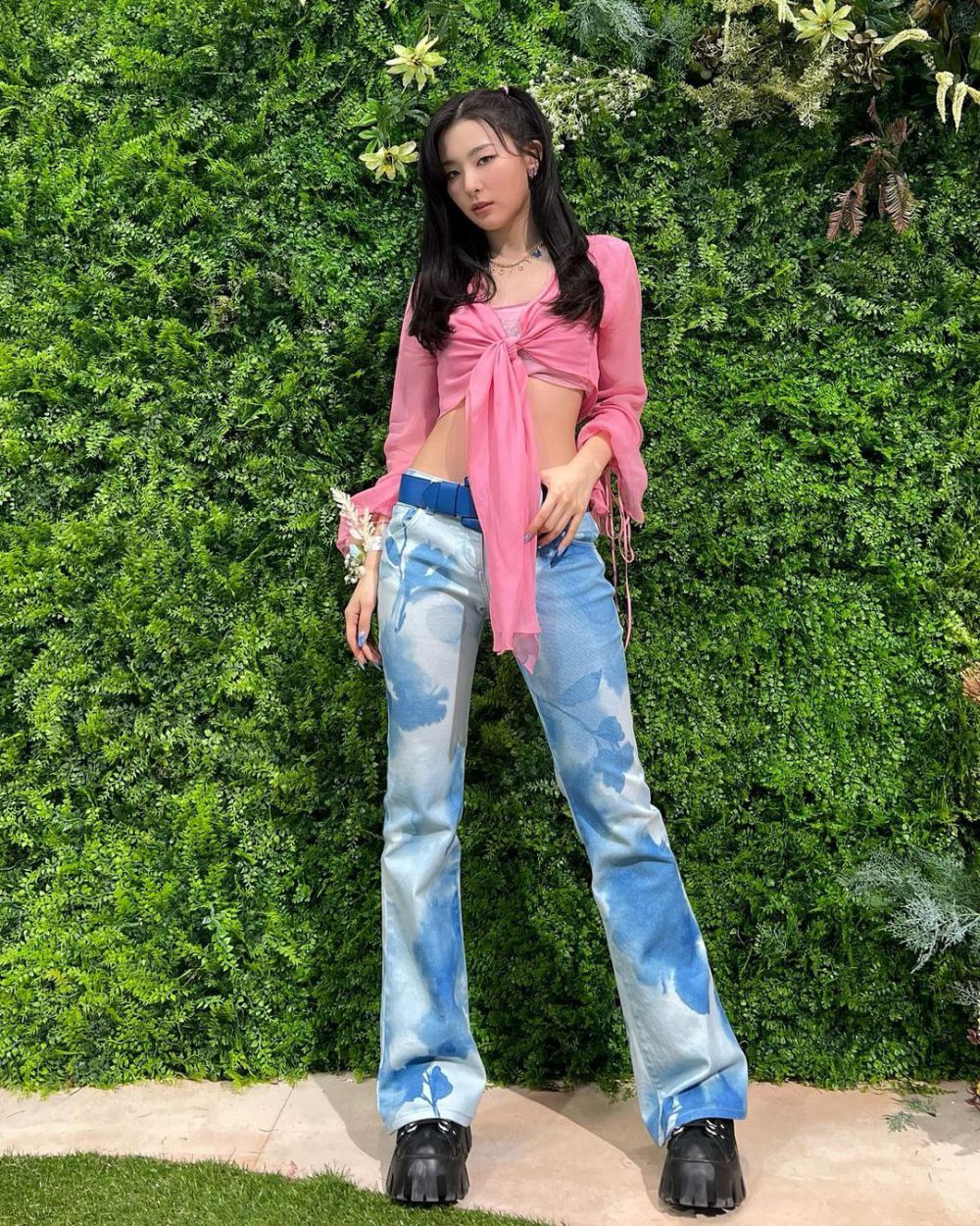 12 Ide Outfit Serba Pink ala Seulgi Red Velvet, Super Chic!