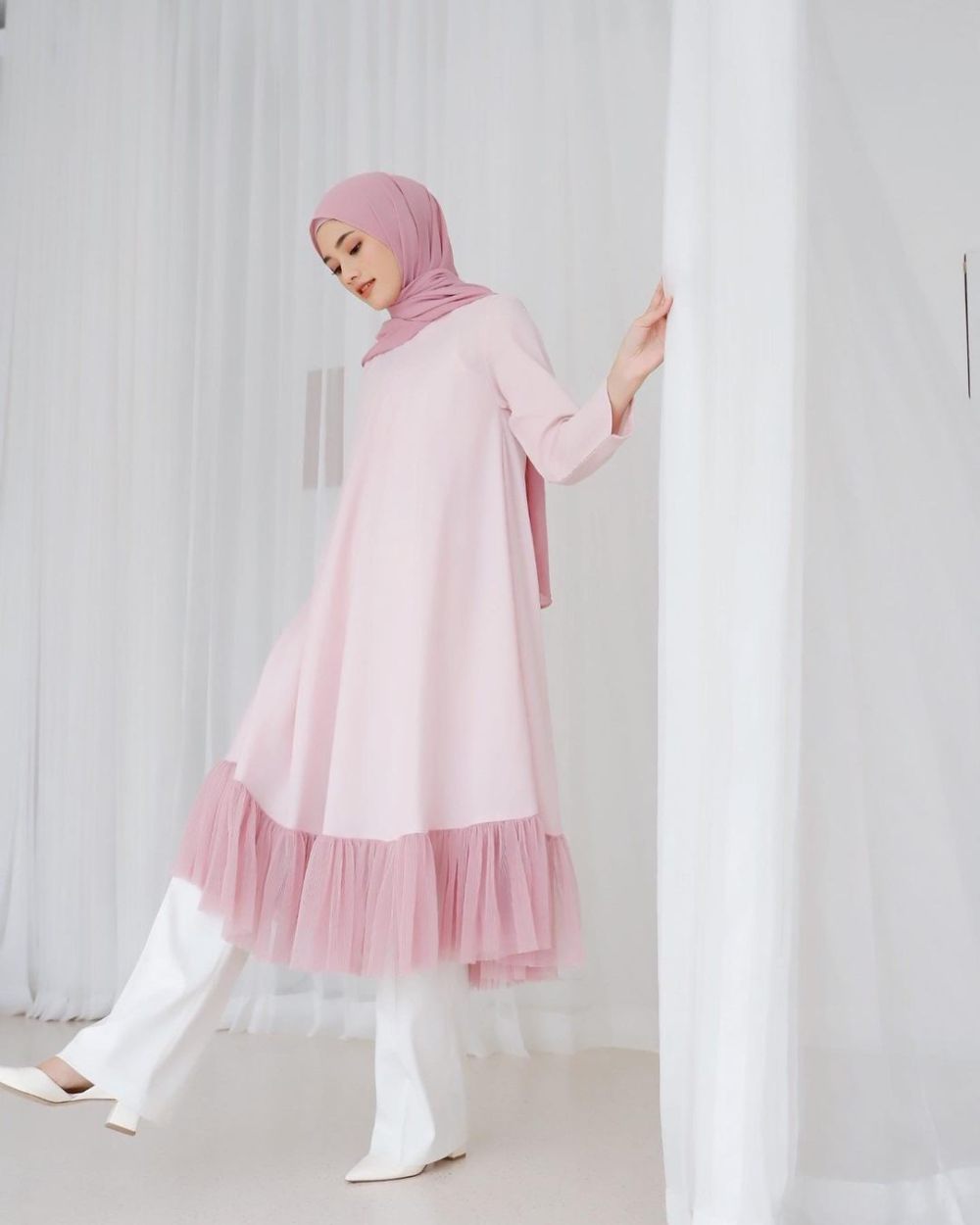 9 Inspirasi Outfit Nuansa Warna Pink ala Rania Sukandari, So Girly!